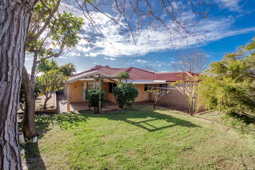 21 Redgum Court, THORNLIE, WA 6108 AUS